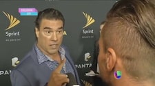 Eduardo Yáñez arrebata celular a reportera durante premiación | VIDEO