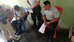 ¡ESCÁNDALO! Detienen a tres policías acusados de cobrar coima para ayudar a dos detenidos acusados de violación en Piura