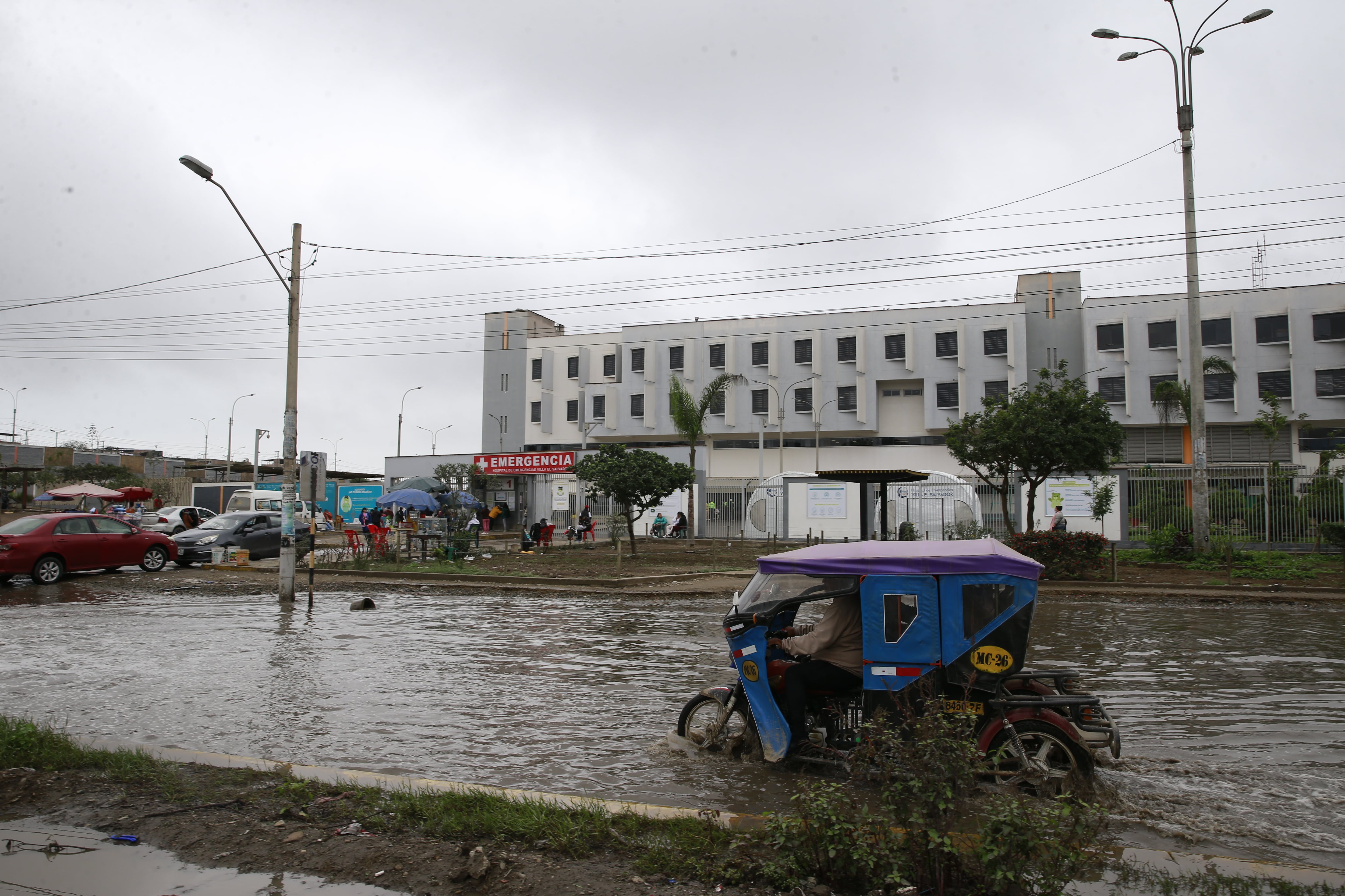 Aniego frente al hospital de Emergencias de Villa El Salvador. Foto: Allen Quintana.