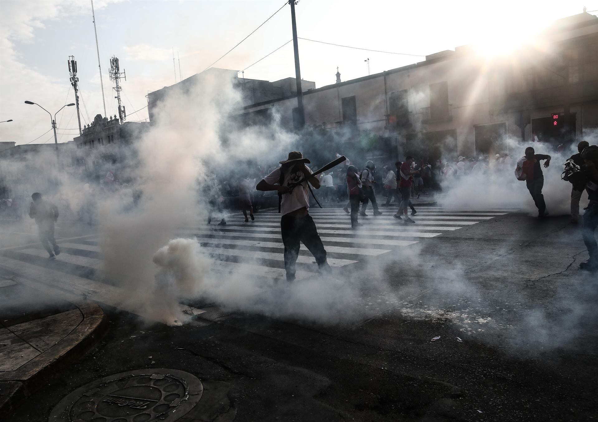 Opositores del presidente Pedro Castillo se enfrentaron a la Policía durante una manifestación en el Centro de Lima para pedir la renuncia del mandatario. (Foto: EFE/ Aldair Mejía)