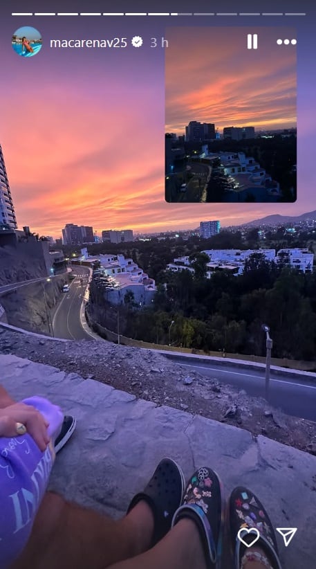 Macarena Vélez y Juan Ichazo ven el atardecer juntos.