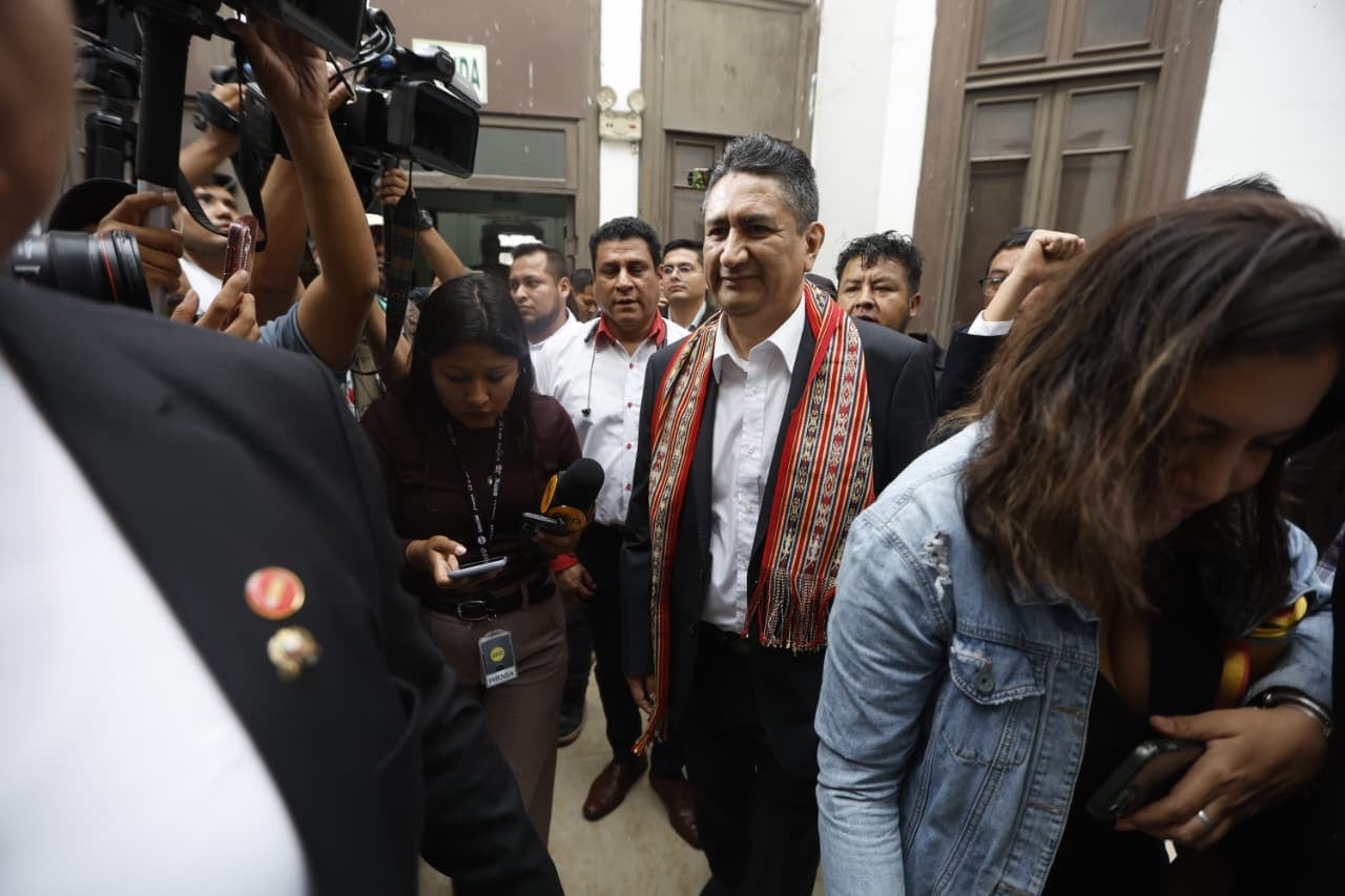Vladimir Cerrón reaparece en evento partidario de Perú Libre tras anulación de prisión preventiva. (Foto Mario Zapata / @photo.gec)