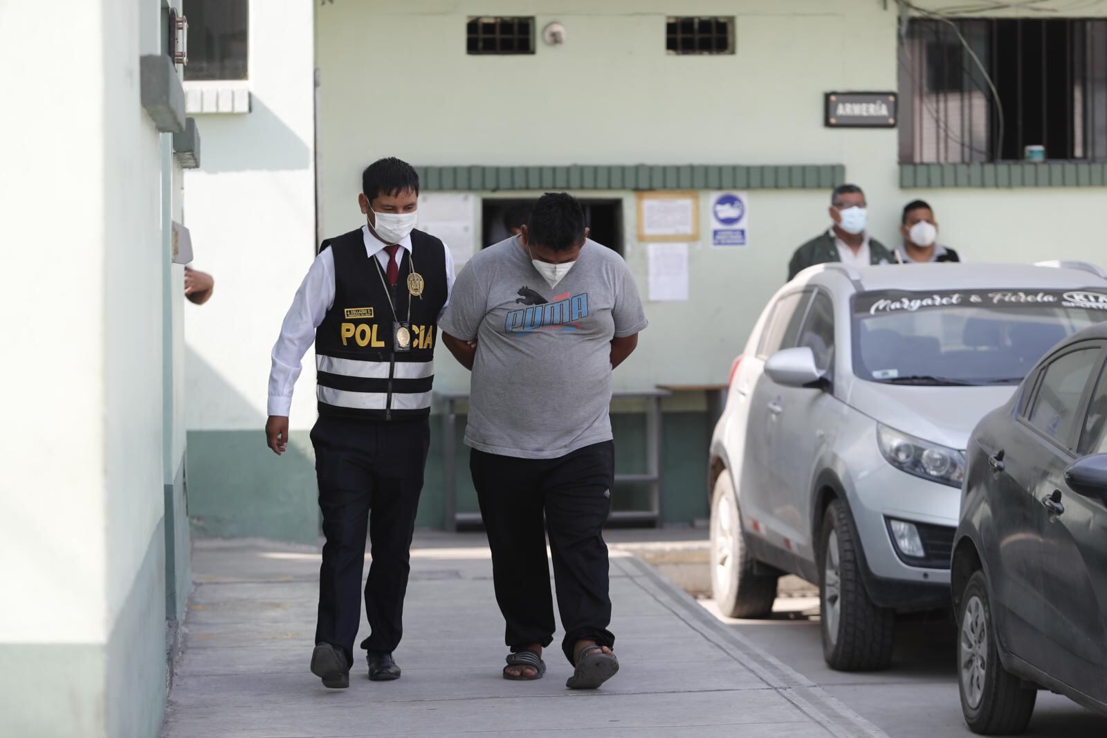 Presuntos integrantes de la banda de robacarros, así como las cosas incautadas, permanecen en las oficinas de la Diprove. | Foto: Joseph Ángeles