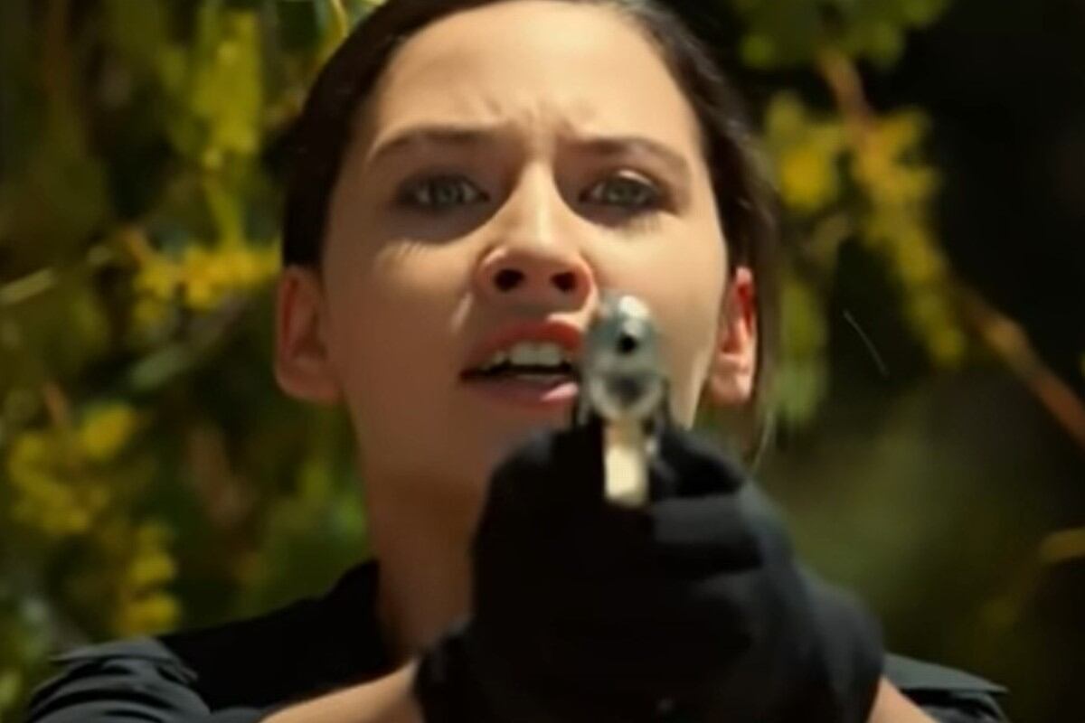 Betül apuntando a Züleyha en la novela turca (Foto: Tims & B Productions)