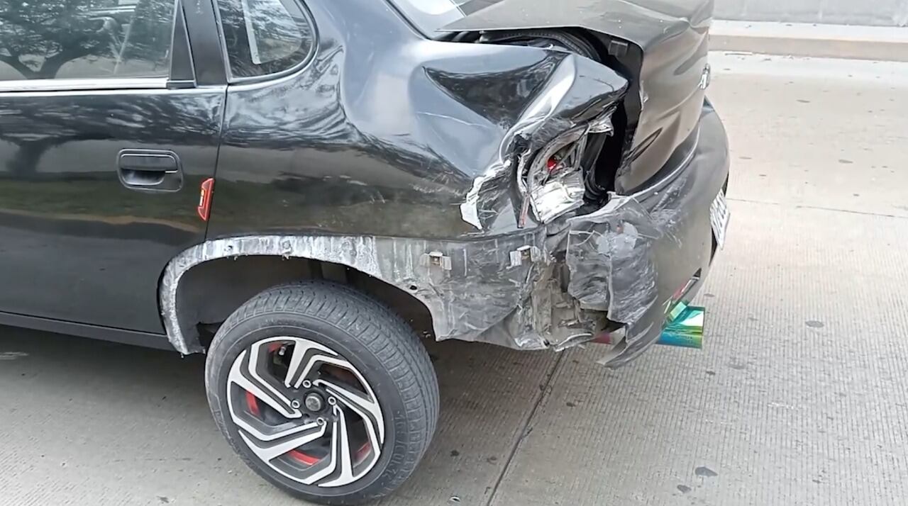 Motociclista chocó contra la parte posterior de auto