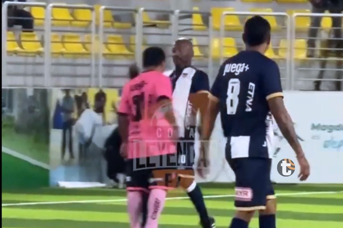 José Corcuera recibió manotazo de Waldir Sáenz y se encendió la bronca (Foto: Copa Leyendas)