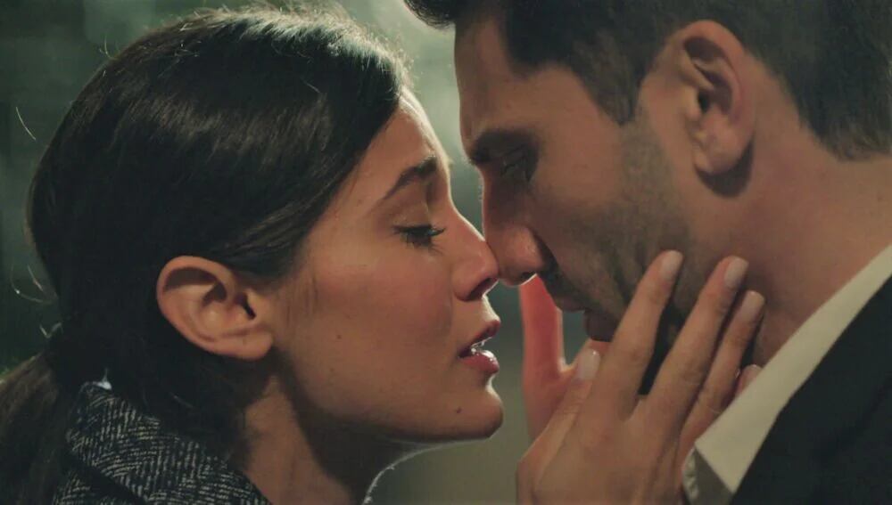 La telenovela turca “Secretos de familia” está protagonizada por Kaan Urgancıoğlu y Pinar Deniz (Foto: Ay Yapim)