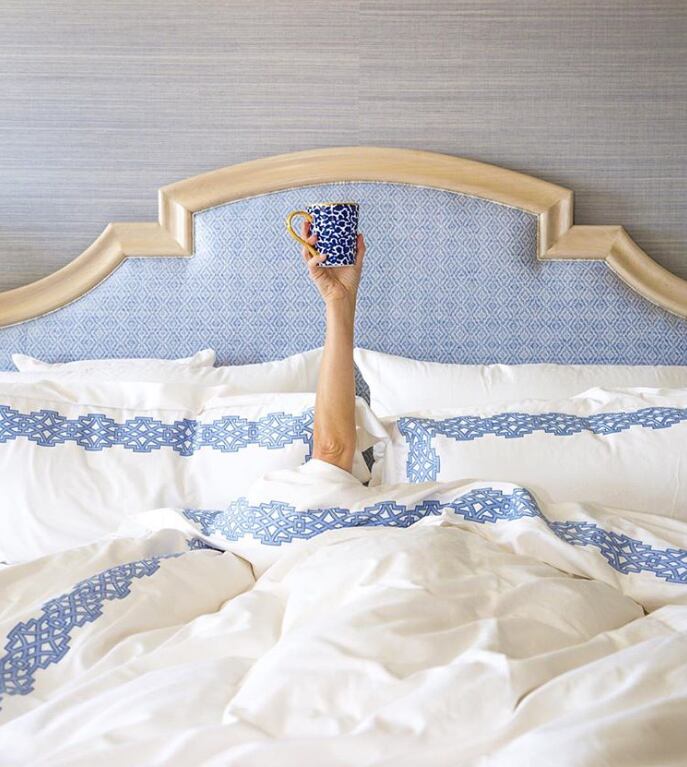 Al igual que su sala, el azul y el blanco predominan en su habitación. (Foto: Instagram Reese Witherspoon)
