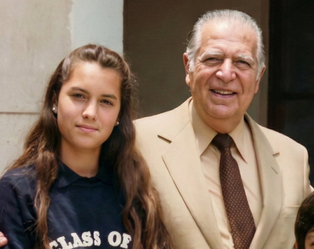 Una adolescente Maricarmen Alva junto al expresidente Fernando Belaúnde Terry. Foto: X