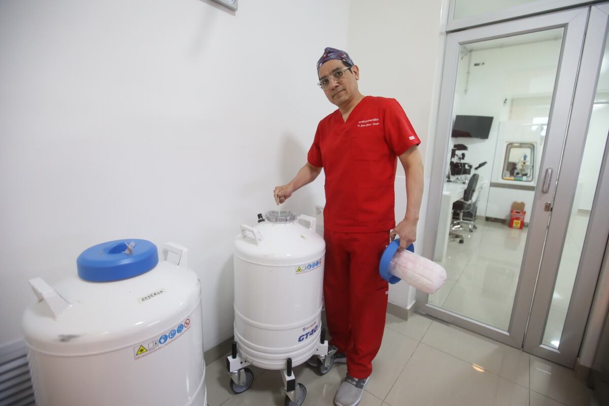 Doctor explica los tratamientos más acertados para lograr que mujeres puedan ser madres, incluso estando en la menopausia. Foto: Violeta Ayasta.