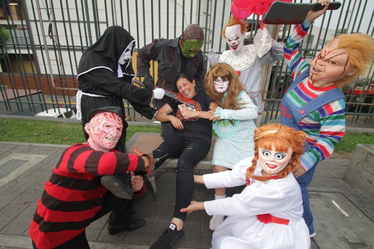 Estos personajes terroríficos se juntaron y empezaron a ‘asustar’ a los peatones que transitaban por los alrededores de un conocido centro comercial de Independencia. Fotos: Trome.