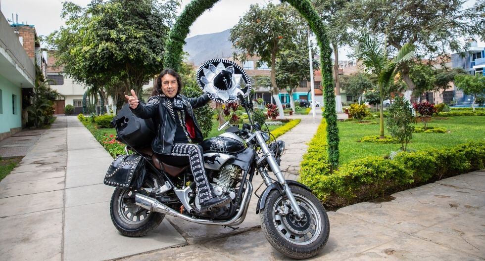 Luis Murguero es un mariachi fuera de lo común, él tiene la cabellera larga, su casaca de cuero con tachas y su motocicleta. Fotos: Trome.