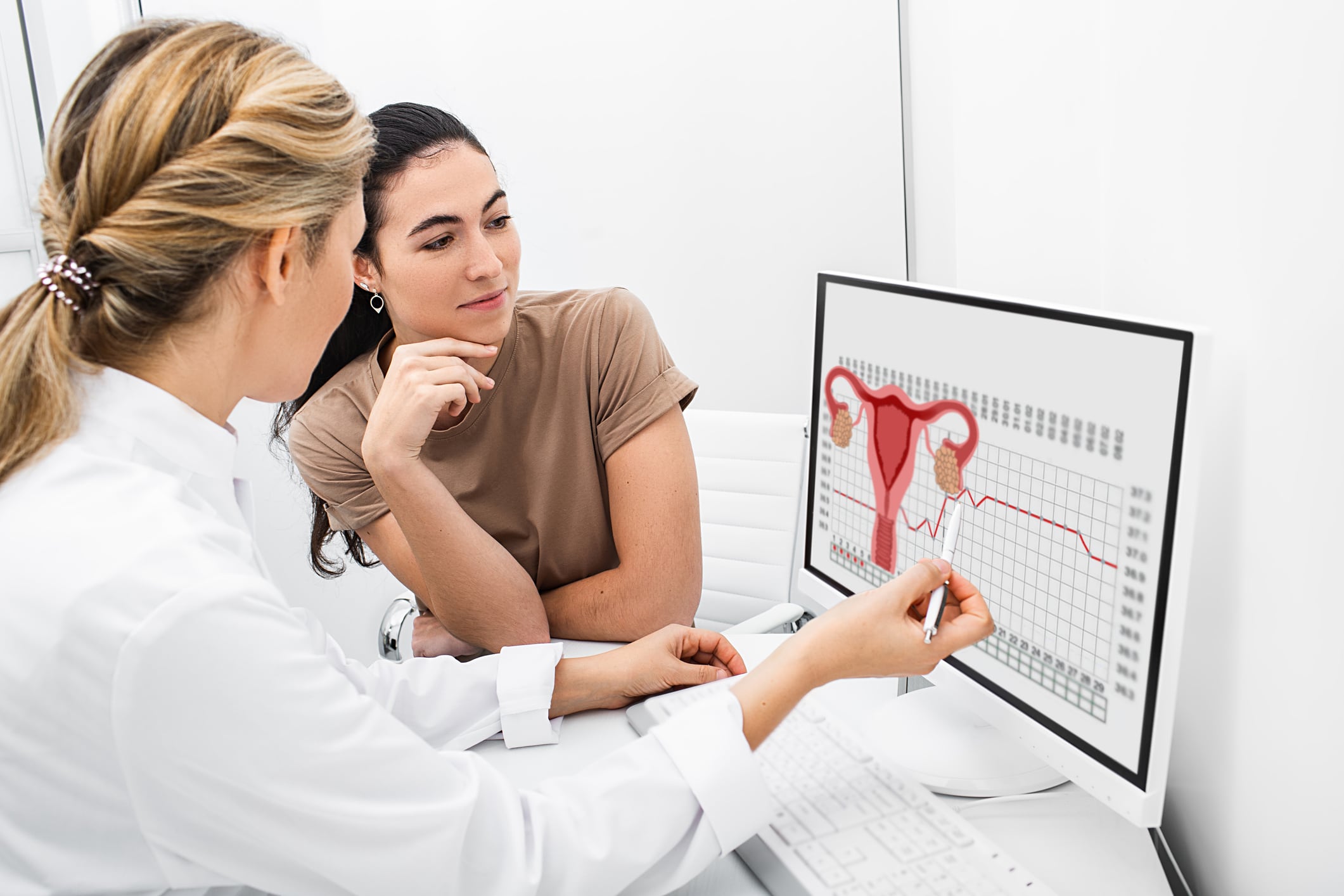 Recuerda que los cólicos menstruales no deben incapacitarte. Si el dolor interfiere con tus actividades diarias, acude a una ginecóloga, pues podría tratarse de algo más serio que un simple cólico. Foto: Istock.