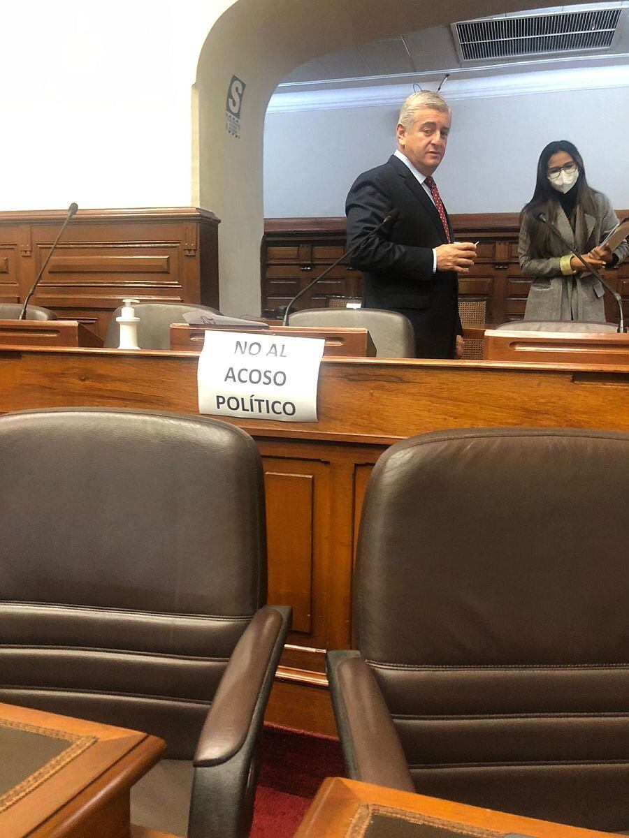 Diversos mensajes contra Guido Bellido en los escaños de Fuerza Popular. (Difusión)