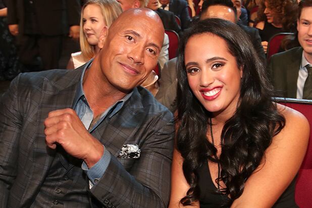 'La Roca' al lado de su hija Simone. (WWE)