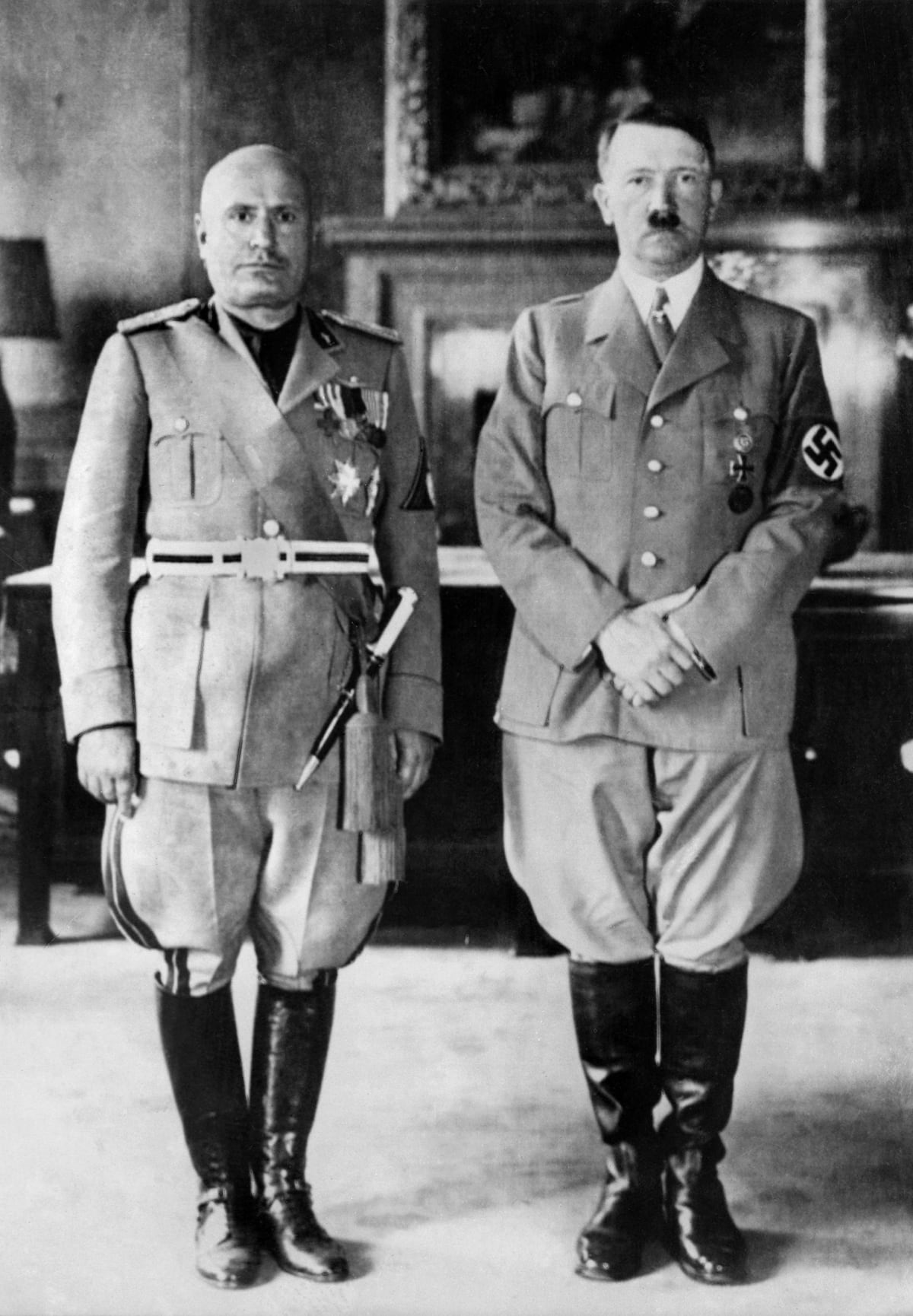 Una foto tomada en Alemania el 25 de setiembre de 1937 muestra al dictador italiano Benito Mussolini y al canciller alemán Adolf Hitler. (AFP).