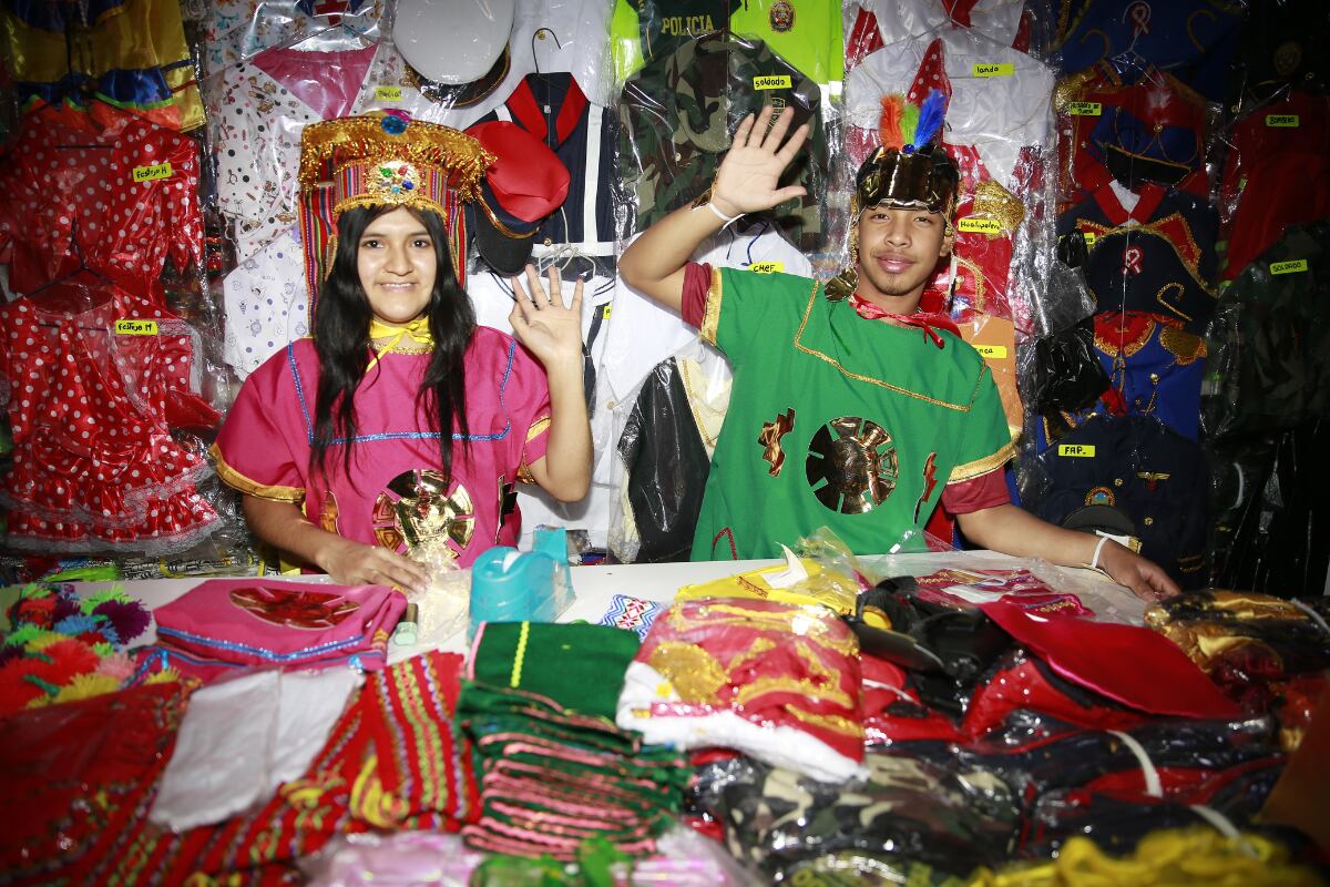 Manco Cápac y Mama Occllo son las opciones que más buscan los padres para las actuaciones de colegios. También se venden muestras de los héroes de la independencia. Foto: Allengino Quintana