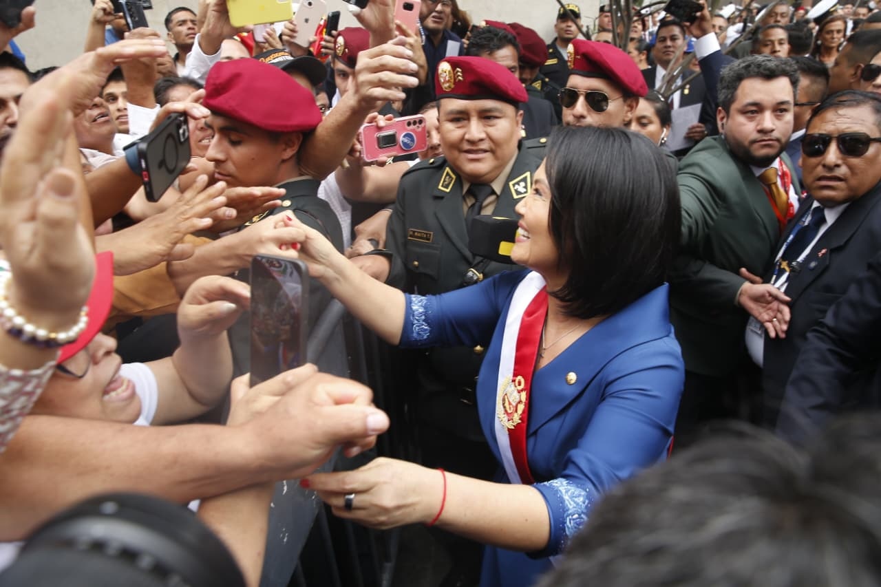 Keiko Fujimori no dudó en acercarse a saludar a sus seguidores. (César Campos @photo.gec)