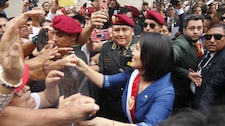 Keiko Fujimori rompe el protocolo y se acerca a saludar a sus seguidores