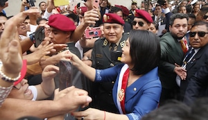 Keiko Fujimori rompe el protocolo y se acerca a saludar a sus seguidores