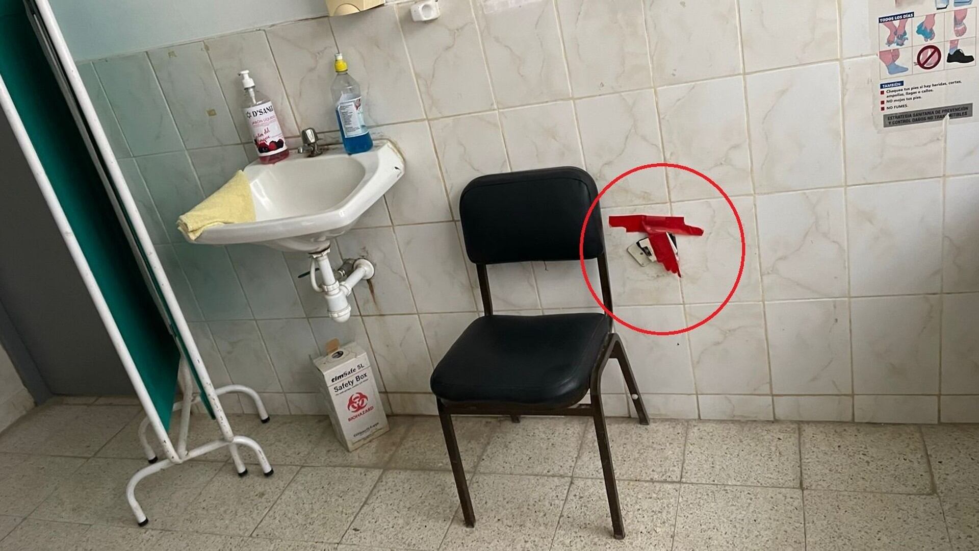 Piura: Una niña de dos años recibió una descarga eléctrica a chocar su brazo con un tomacorriente en mal estado dentro del Centro de Salud El Obrero, en Sullana.