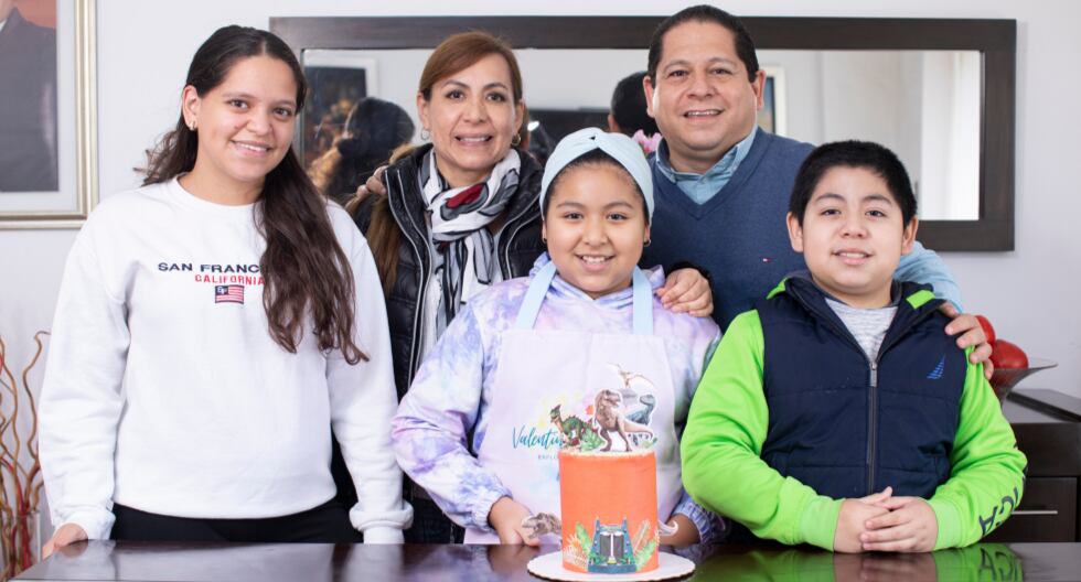 Su familia es su principal apoyo en este emprendimiento. Sus papás no han dejado de matricularla en cuanto curso ha querido y ha seguido aprendiendo cada día más. (Foto: José Rojas / GEC)