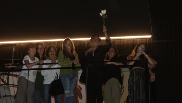 TROME - Patricio Suárez Vértiz arroja tulipanes blancos a fans de PSV que le rinden homenaje fuera de su depa