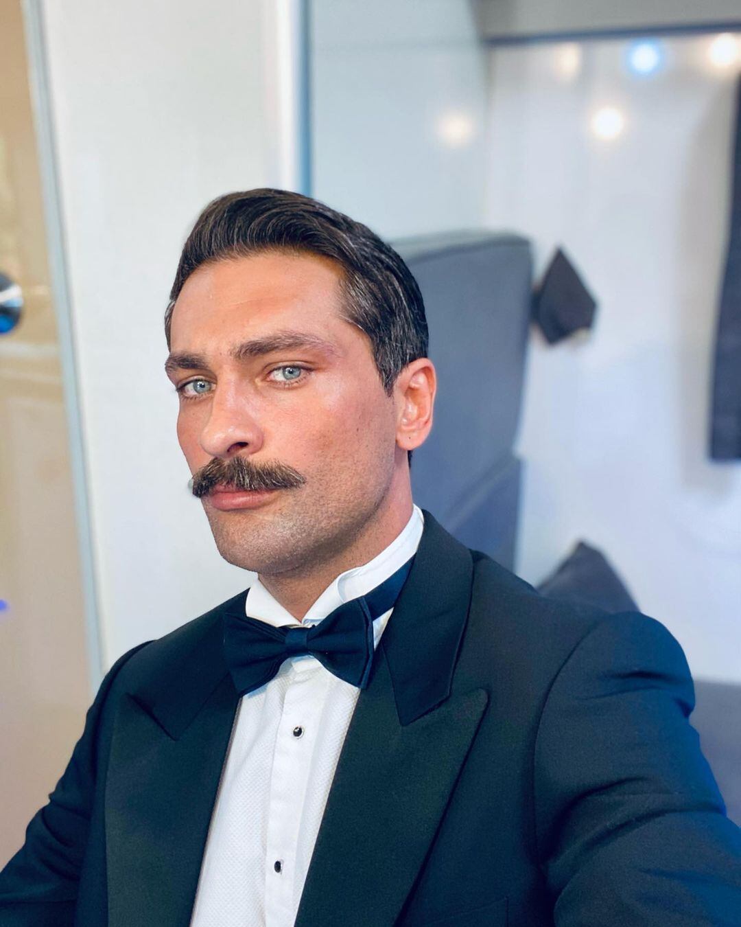 Onur viste un elegante traje (Foto: Onur Tuna / instagram)