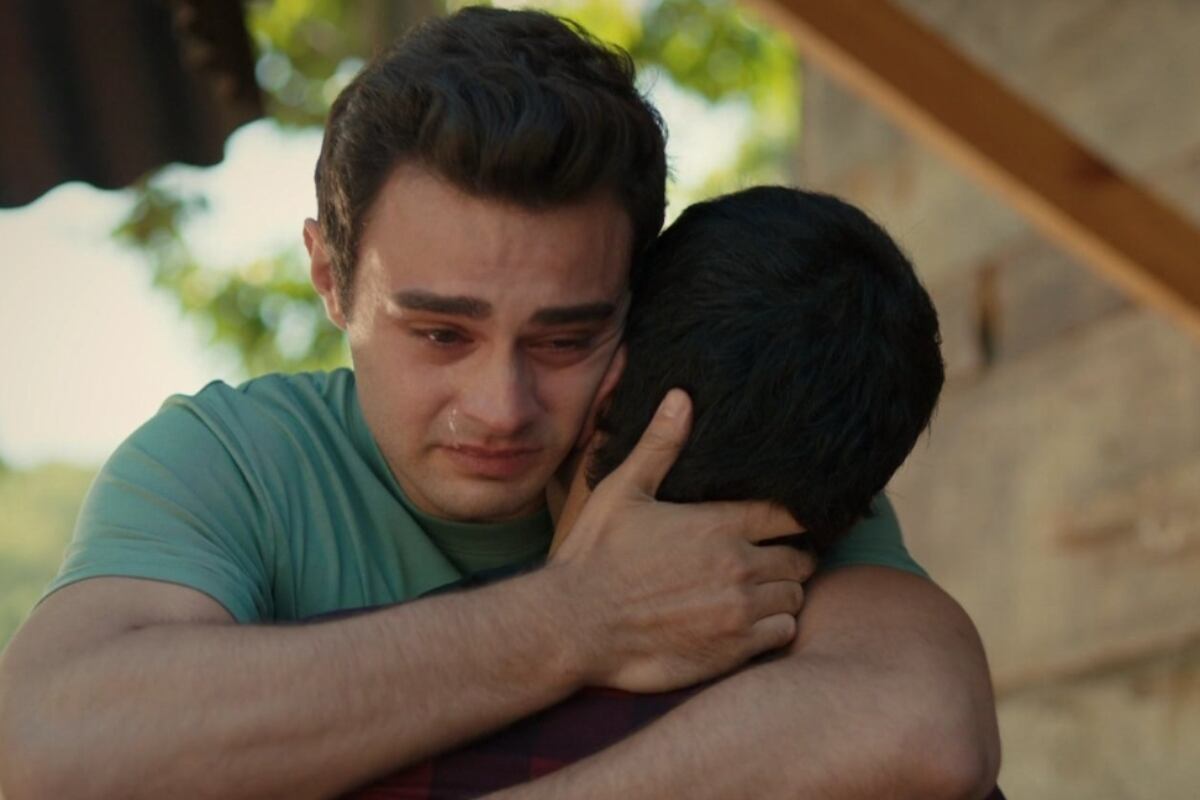 Ömer, de verde, llorando en la novela turca (Foto: NGM Media)