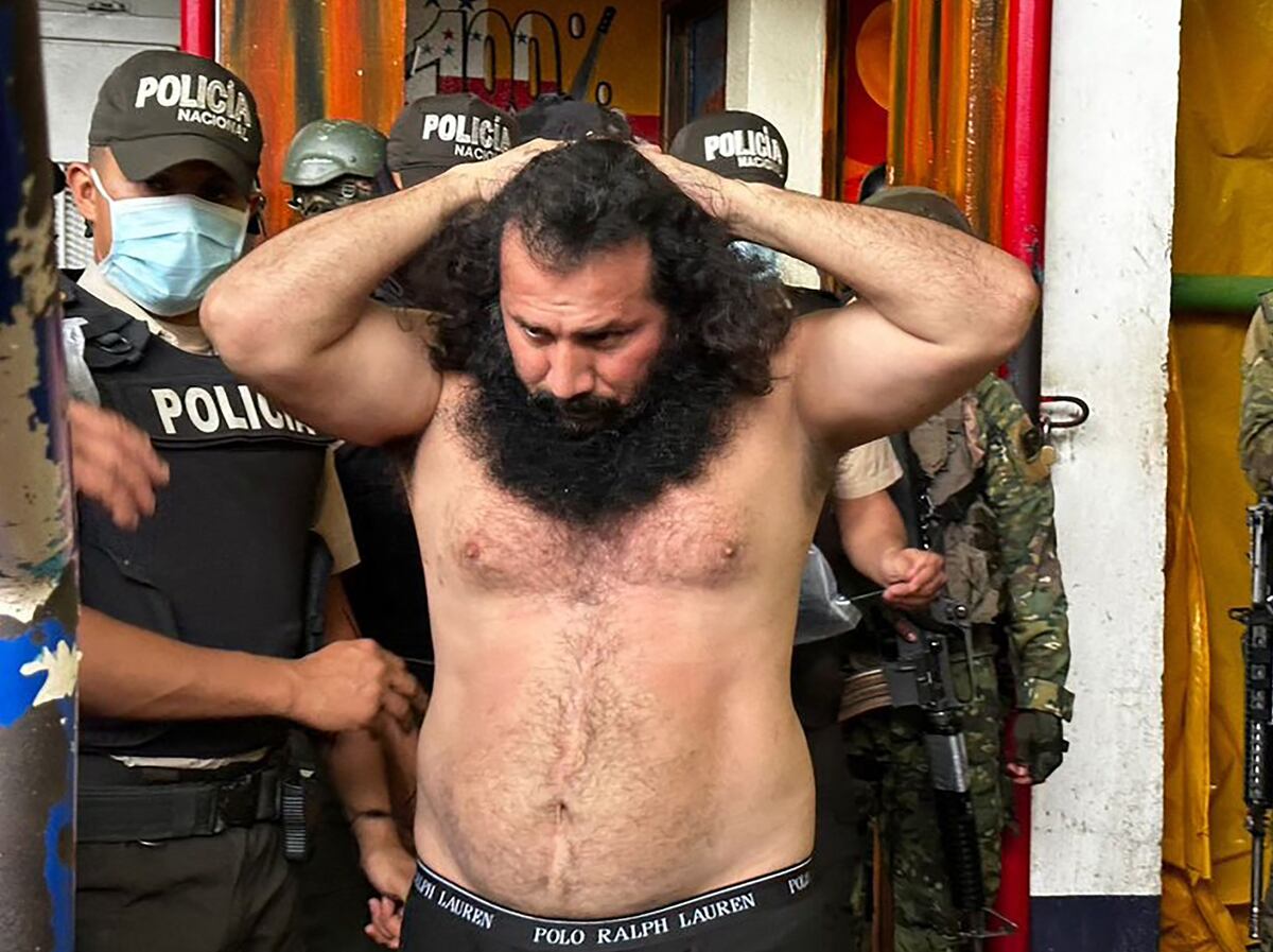 Adolfo Macías, alias Fito, líder de la banda criminal Los Choneros, mientras es trasladado al complejo de máxima seguridad La Roca el 12 de agosto de 2023. (Foto Fuerzas Armadas del Ecuador / AFP).