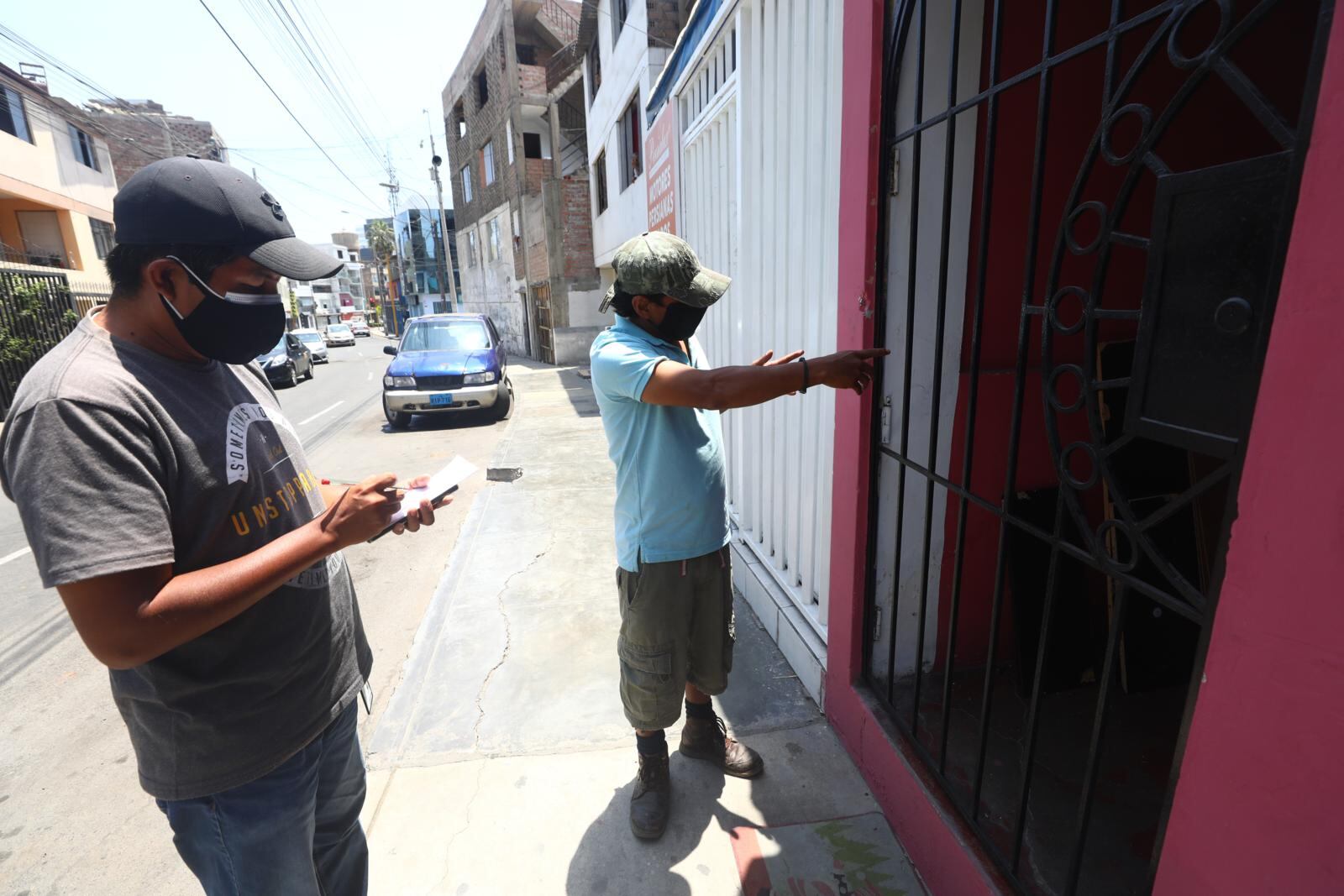 Muchos de los libros hurtados por delincuentes habían sido recolectados en donaciones o comprados por el periodista Elvis Herrada. | Foto: Gonzalo Córdova