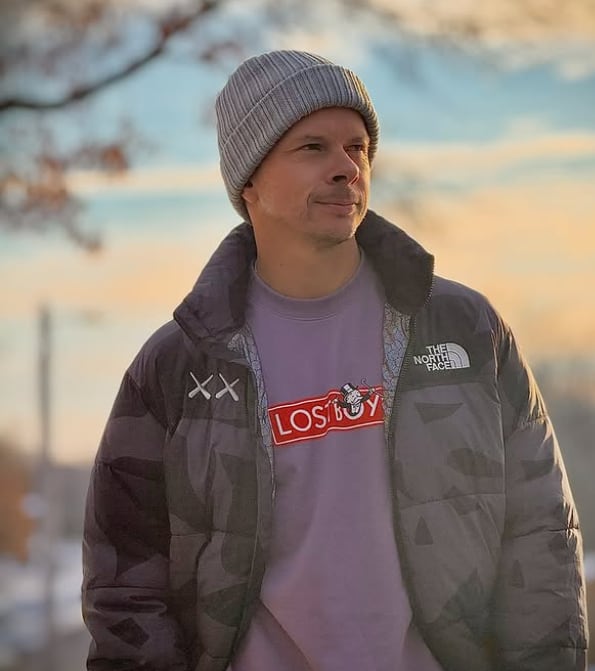 Mario Hart es un copiloto peruano, exchico reality e incursionó como co-conductor en 'MQM'.