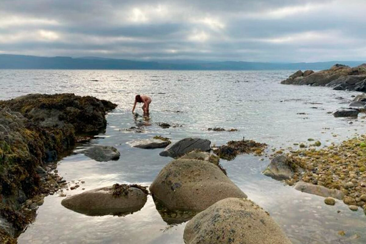 Lottie contó que su trabajo sin ropa la llevado a tener experiencias únicas: "Solo quieren compañia", aseguró de algunos clientes (Foto: @musings_from_a_naked_cleaner / Instagram)