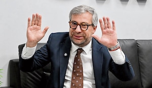 ¡Contra las cuerdas! Fiscalía pide 18 meses sin salir del país para Corvetto por escándalo electoral