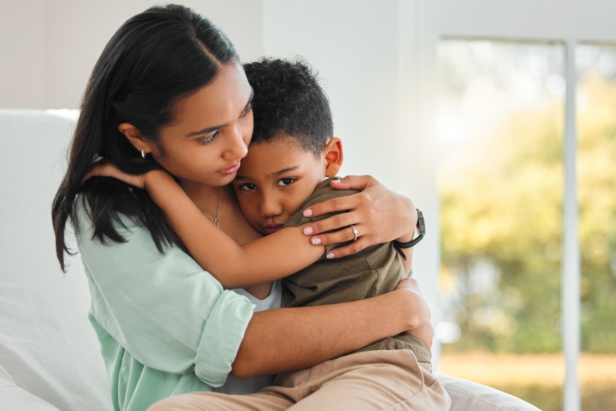Ellos seguirán tu ejemplo, así que mantén la calma y empatiza con sus miedos. Foto: Istock.