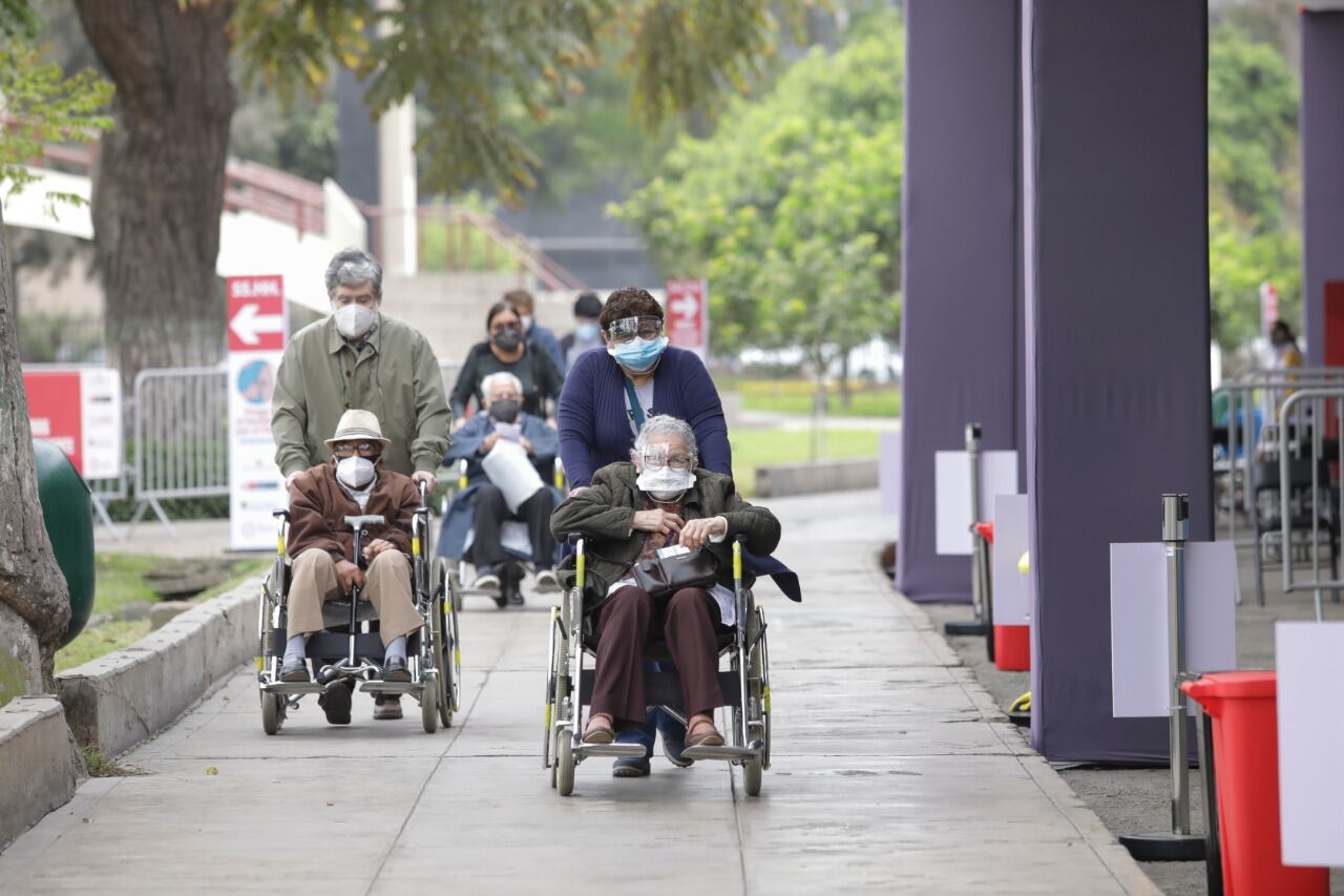 Actualmente llegan a los vacunatorios personas de los grupos etarios de 65, 70, 80 y 90 años. (Foto: GEC)