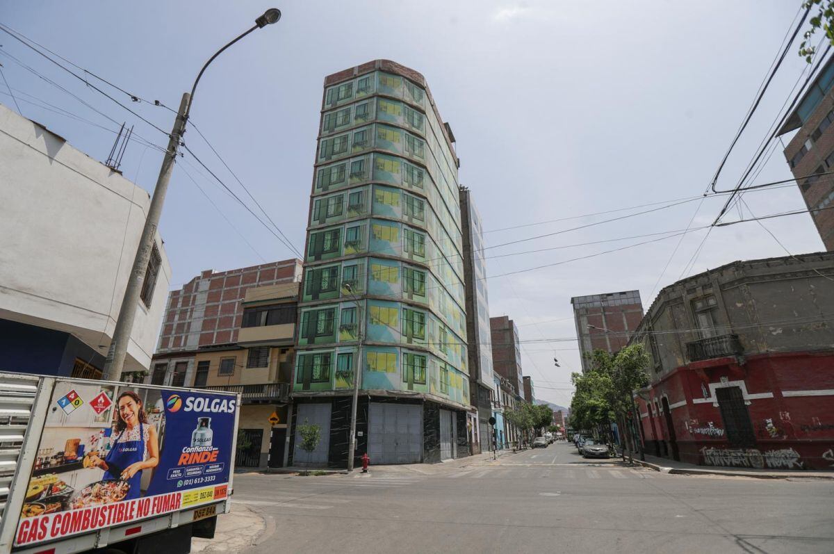 El edificio se encuentra ubicado en el cruce de los jirones La Mar y Tarata, en el Cercado de Lima. (Foto: Julio Reaño/El Comercio)
