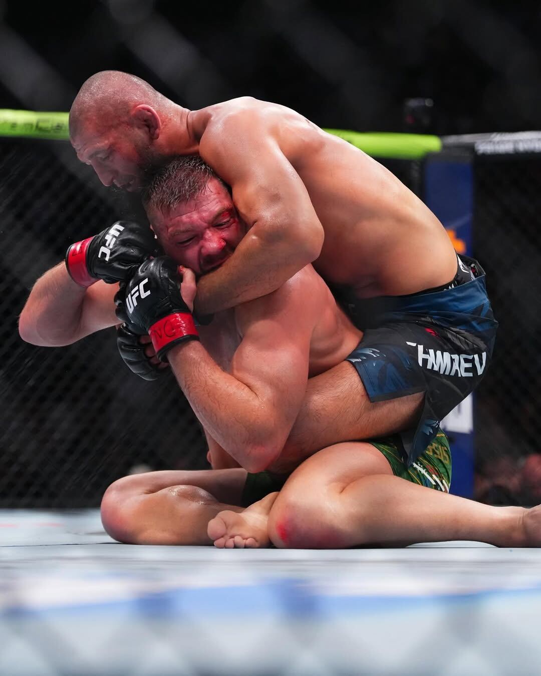Chimaev se coronó campeón de peso mediano de UFC ante Du Plessis. (@ufc)