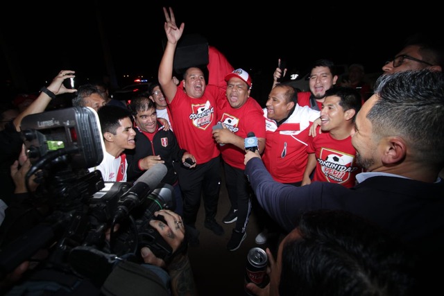 Hinchas peruanos en Paraguay realizaron el clásico banderazo y luego recogieron toda la basura que generaron. Foto: Alan Ramírez | Trome
