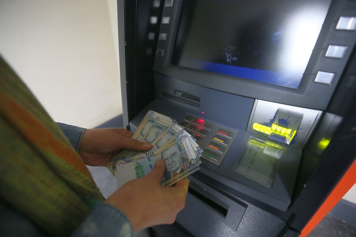 Persona retirando dinero del cajero automático (Foto: GEC)