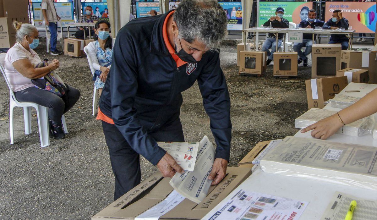 Un hombre emite su voto el 7 de marzo de 2022 en un centro de votación ubicado en Cúcuta, Colombia, para las personas que viven al otro lado de la frontera con Venezuela -que no es un consulado colombiano- antes de las elecciones legislativas y las primarias de coalición previstas para el 13 de marzo (Foto: Schneyder Mendoza / AFP)