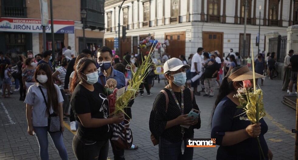 En templos y desde los hogares se celebró el Domingo de Ramos, que da inicio a la Semana Santa. (Trome / Joel Alonso)