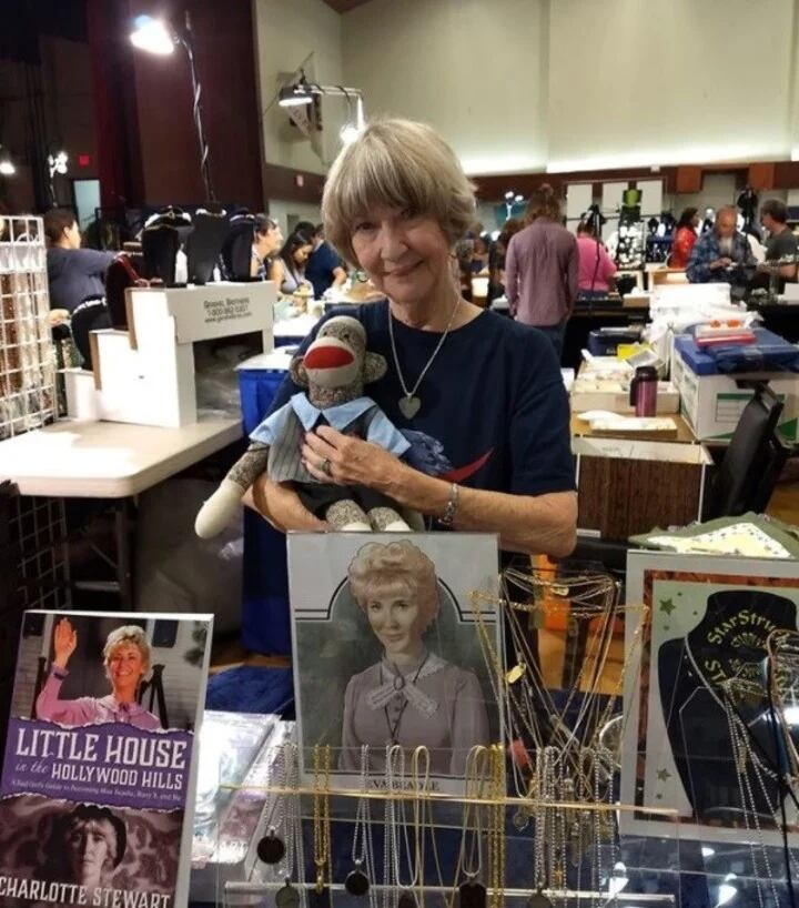 Charlotte Stewart es la actualidad. (Foto: Alison Arngrim/ Facebook).