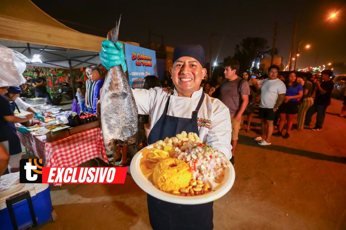 Hacen largas colas para comer su ceviche y chicharrón de pota. Foto: Lenin Tadeo / Trome.