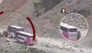 ¡Impactante! Roca gigante cae y golpea bus con pasajeros en carretera de Cajamarca