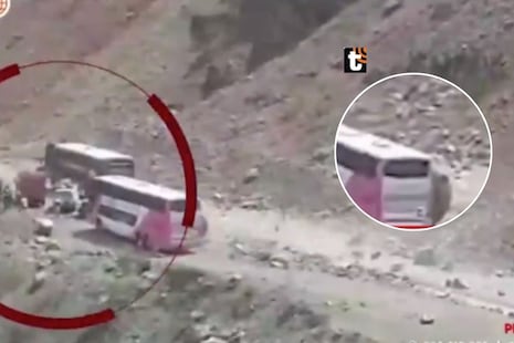 ¡Impactante! Roca gigante cae y golpea bus con pasajeros en carretera de Cajamarca