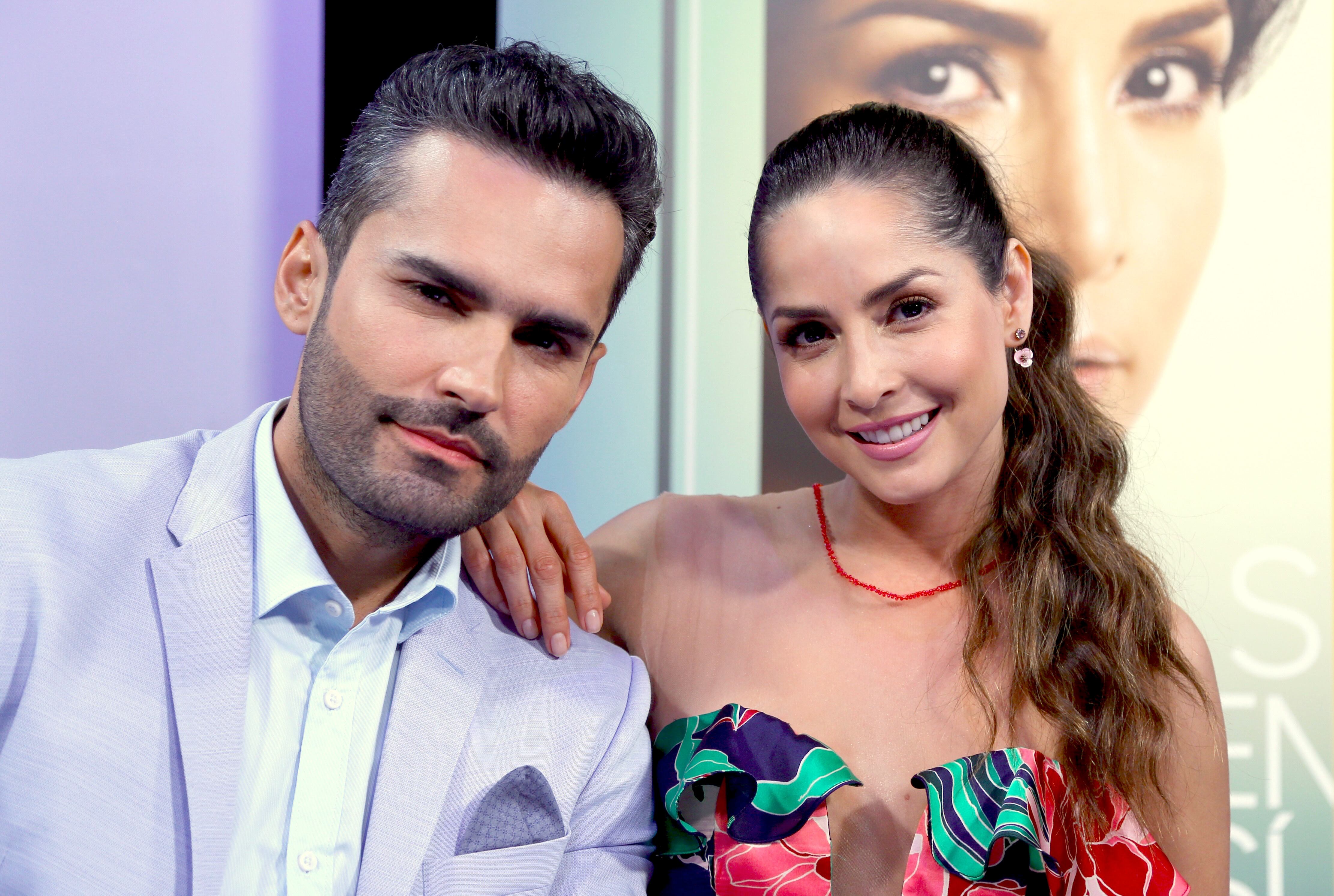 Carmen Villalobos y Fabián Ríos en "Sin senos sí hay paraíso" (Foto: Telemundo)