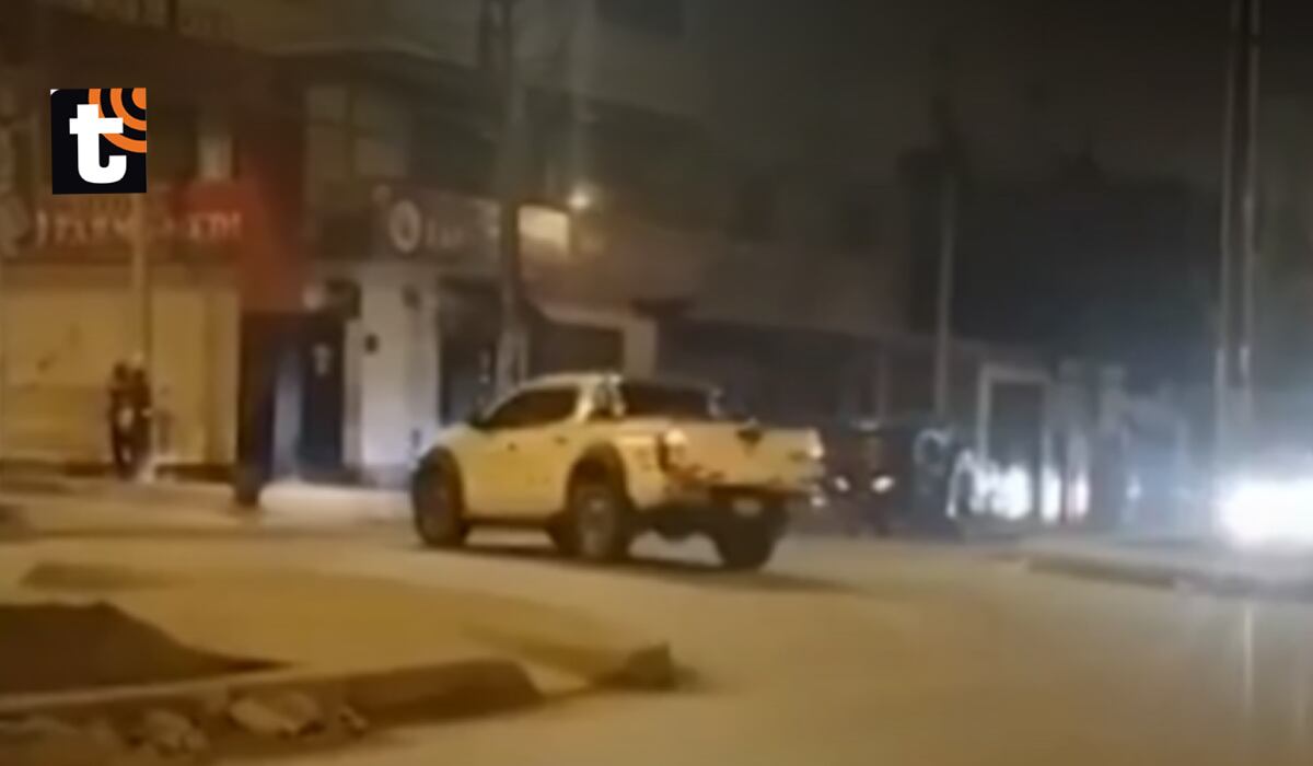 Testigos captaron como los ladrones huyeron conduciendo la camioneta.