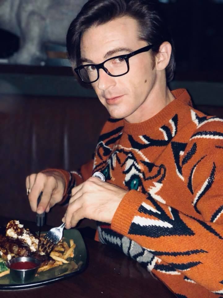 Drake Bell degustando un platillo (Foto: Drake Bell/Facebook)