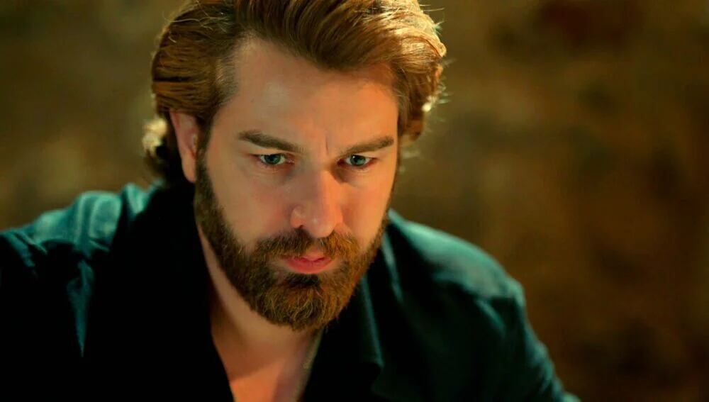 El actor y modelo Furkan Palalı en el papel de Fikret en "Tierra amarga" (Foto: Tims & B Productions)